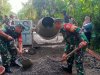 Anggota Koramil 10 Bawang Bantu Cor Jalan Usaha Tani di Desa Majalengka