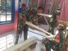 Babinsa Koramil 13 Banjarmangu Sigap Bantu Warga Bangun RTLH