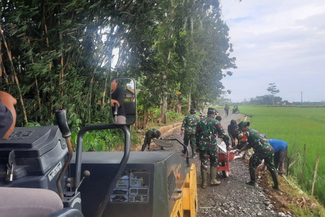 Koramil 03 Wanadadi Bantu Pengaspalan Jalan Usaha Tani di Gumingsir