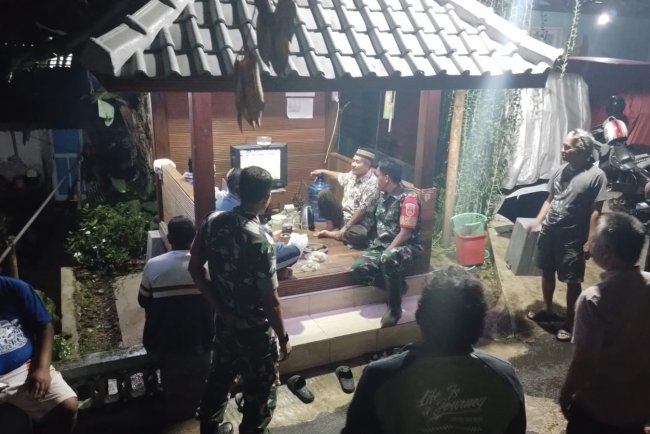 Anggota Koramil 12 Sigaluh Patroli Siskamling Bersama Warga Cegah Gangguan Kamtibmas