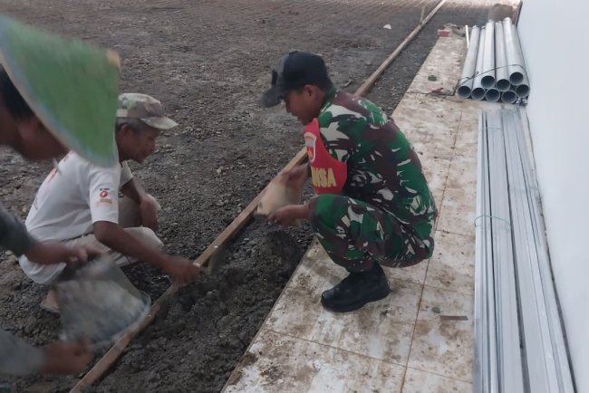 Babinsa Koramil 12 Sigaluh Awasi Pembangunan KDKMP di Desa Sigaluh