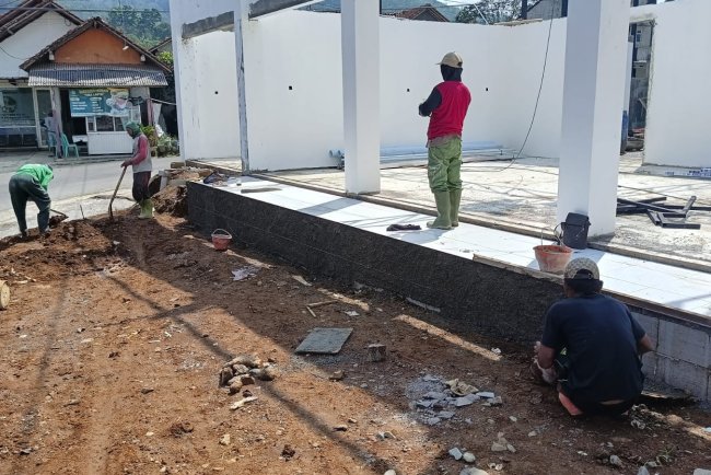 Babinsa Koramil 11 Punggelan Awasi Pembangunan KDKMP di Desa Petuguran