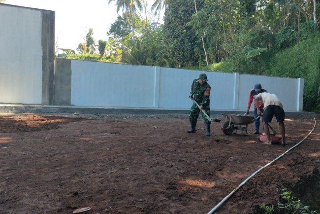 Babinsa Koramil 11 Punggelan Awasi Pembangunan KDKMP di Desa Karangsari