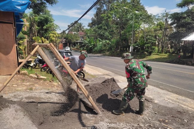 Babinsa Sigaluh Awasi Lanjutan Pembangunan KDKMP di Desa Singamerta