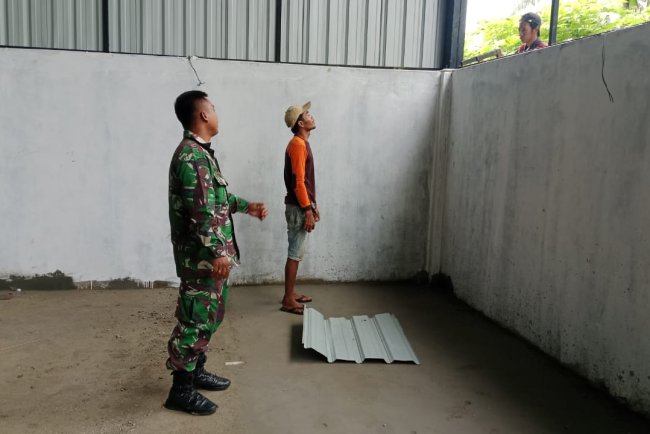 Babinsa Koramil 11 Punggelan Awasi Pembangunan KDKMP di Desa Purwasana