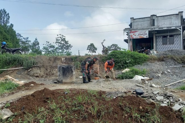 Babinsa Koramil 04 Karangkobar Tinjau Pembangunan KDKMP di Desa Karanggondang