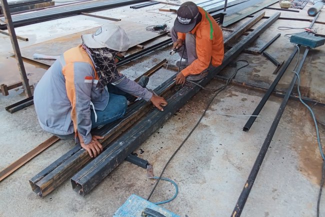Babinsa Punggelan Dampingi Pemasangan Kolom Baja KDKMP
