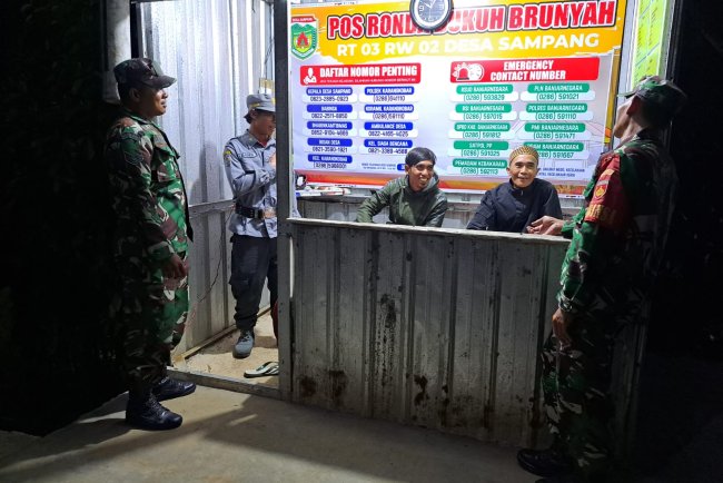 Babinsa Koramil 04 Karangkobar Melaksanakan Patroli Siskamling