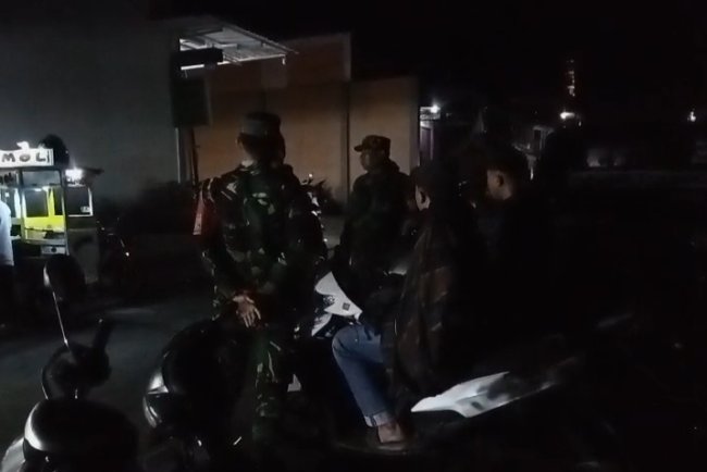 Pastikan Aman Dan Kondusif Babinsa Rutin Laksanakan Patroli Malam