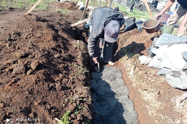 Babinsa Batur Dampingi Pengerjaan Pondasi KDKMP di Desa Pekasiran