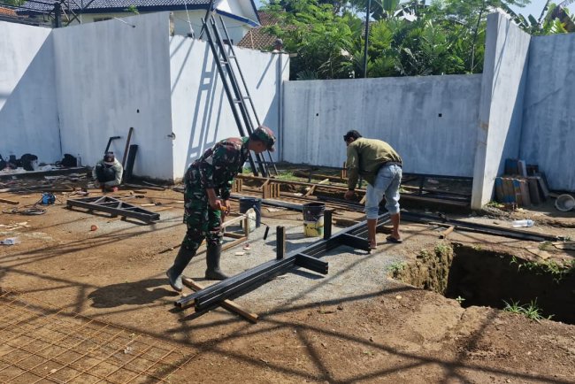 Babinsa Karangkobar Dampingi Pembangunan KDKMP di Desa Gumelar