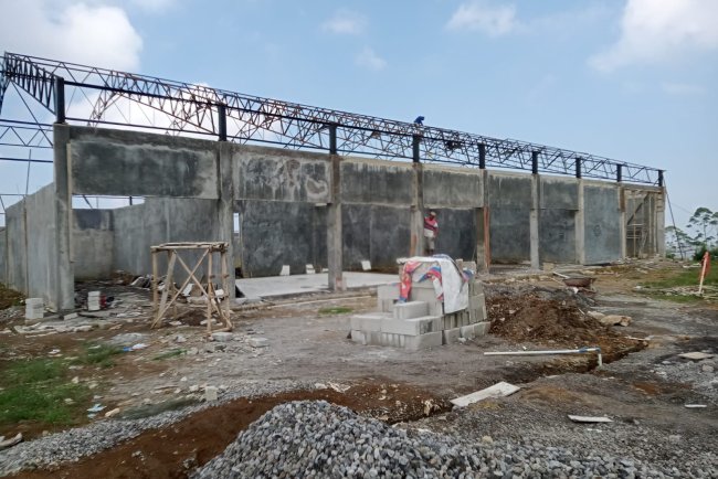 Babinsa Batur Dampingi Pemasangan Gording dan Sponeng Dinding KDKMP