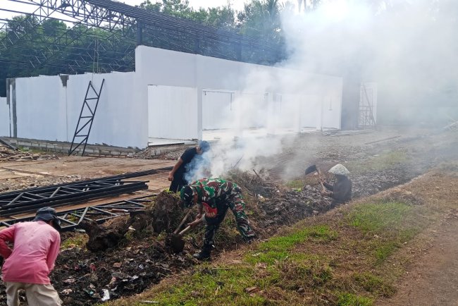 Babinsa Koramil 07 Mandiraja Awasi Pemasangan Gording KDKMP Desa Somawangi
