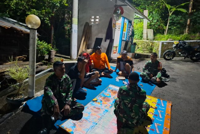 Anggota Koramil 12 Sigaluh Patroli Siskamling Bersama Warga Cegah Gangguan Kamtibmas