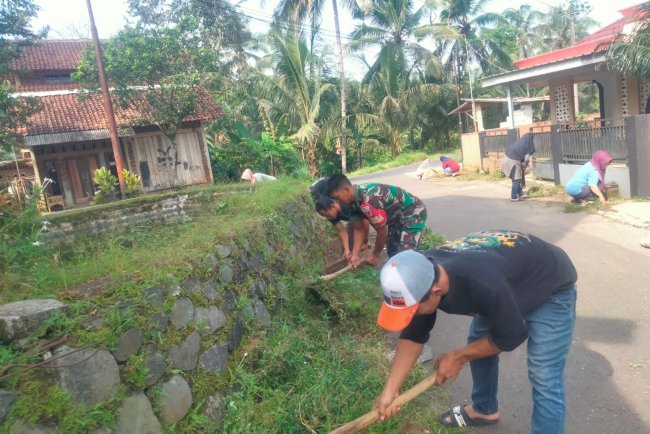 Babinsa Bersama Warga Melaksanakan Kerja Bakti Pembersihan Parit Jalan