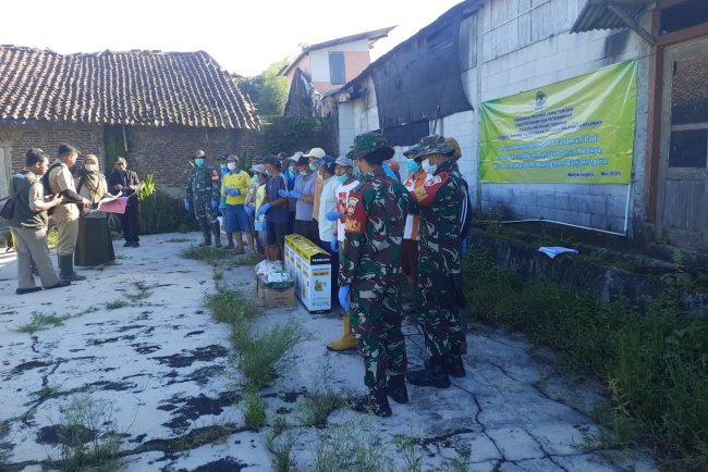Koramil 03 Wanadadi Gerdal OPT Poktan Ngudi Rahayu 1 Desa Medayu Gunakan Agensia Hayati Ramah Lingkungan