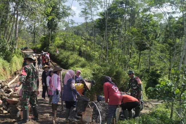 Danramil 06 Kalibening gotong royong bersama warga melaksanakan pembangunan Jalan Usaha Tani