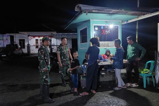 Babinsa Koramil 17 Wanayasa Menciptakan Kondusifitas Lingkungan dengan melaksanakan Patroli Malam