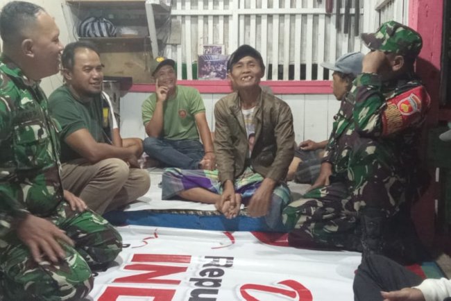 Babinsa Laksanakan Pos Kamling dan Patroli Bersama Masyarakat