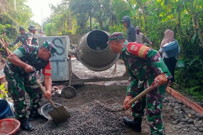 Anggota Koramil 10 Bawang Bantu Cor Jalan Usaha Tani di Desa Majalengka