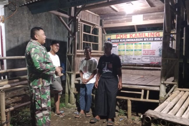 Battituud Koramil 02 Klampok Bersama Warga Masyarakat Melaksanakan Kegiatan Siskamling