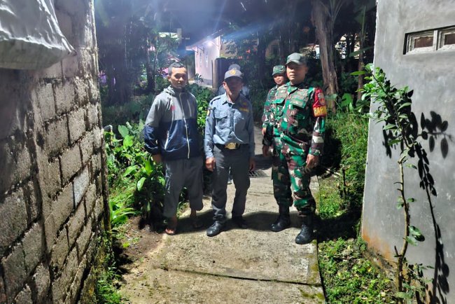 Babinsa Koramil 04 Karangkobar Melaksanakan Patroli Siskamling Bersama Linmas Dan Warga