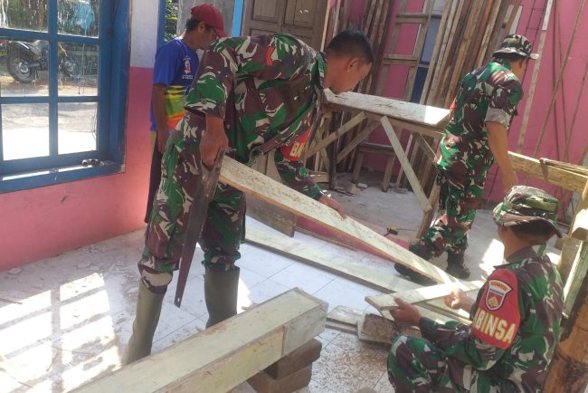 Babinsa Koramil 13 Banjarmangu Sigap Bantu Warga Bangun RTLH