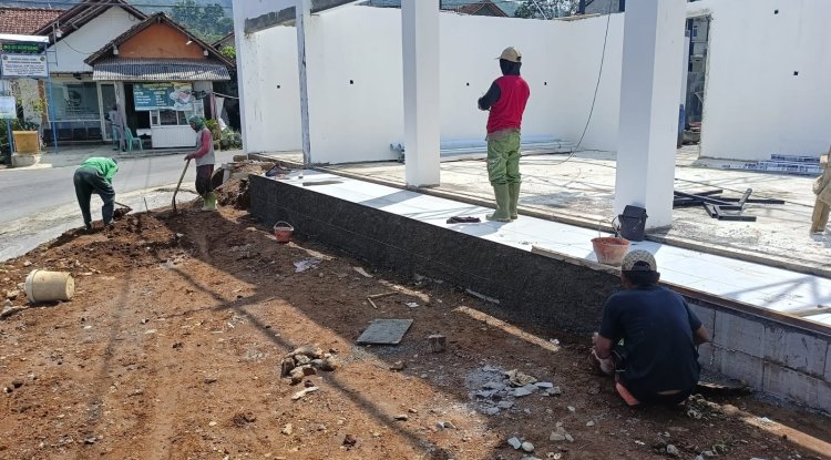 Babinsa Koramil 11 Punggelan Awasi Pembangunan KDKMP di Desa Petuguran