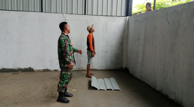 Babinsa Koramil 11 Punggelan Awasi Pembangunan KDKMP di Desa Purwasana