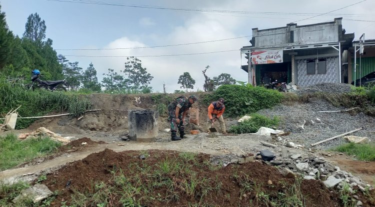 Babinsa Koramil 04 Karangkobar Tinjau Pembangunan KDKMP di Desa Karanggondang