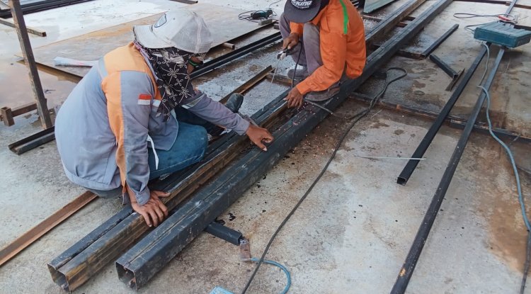 Babinsa Punggelan Dampingi Pemasangan Kolom Baja KDKMP