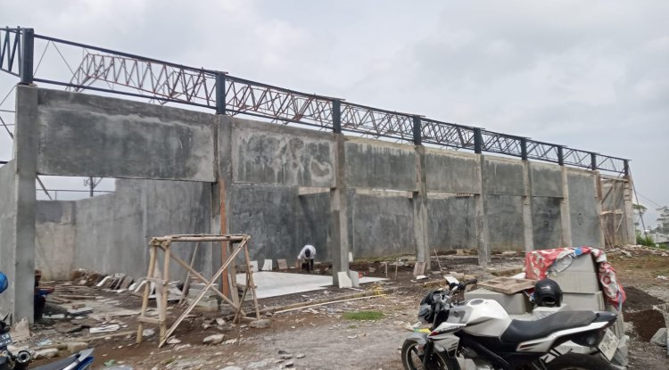 Babinsa Batur Dampingi Pemasangan Gording dan Keramik KDKMP di Sumberejo