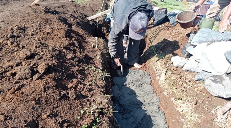 Babinsa Batur Dampingi Pengerjaan Pondasi KDKMP di Desa Pekasiran