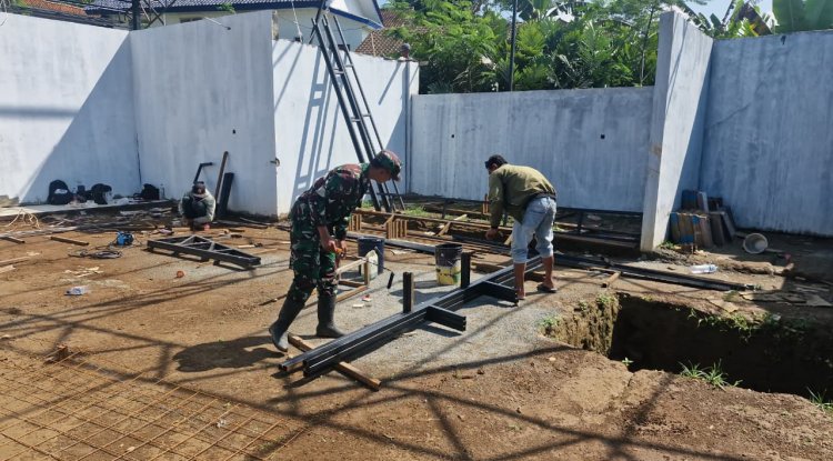 Babinsa Karangkobar Dampingi Pembangunan KDKMP di Desa Gumelar