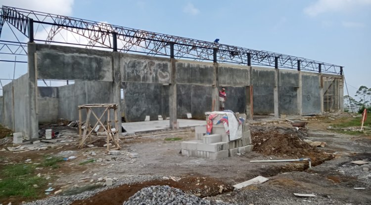 Babinsa Batur Dampingi Pemasangan Gording dan Sponeng Dinding KDKMP