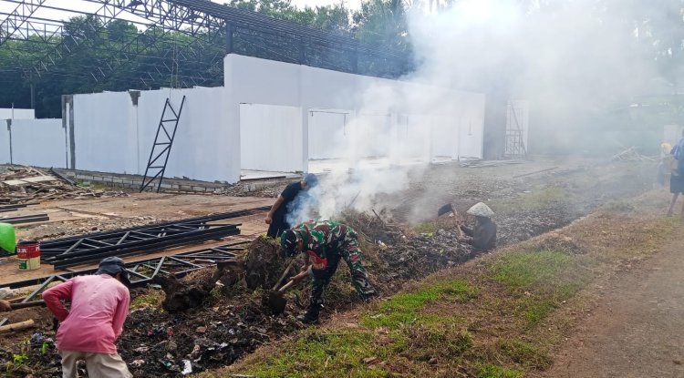Babinsa Koramil 07 Mandiraja Awasi Pemasangan Gording KDKMP Desa Somawangi