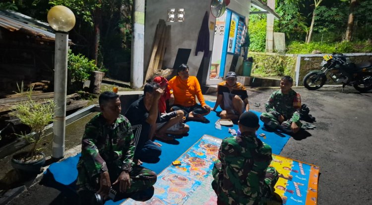 Anggota Koramil 12 Sigaluh Patroli Siskamling Bersama Warga Cegah Gangguan Kamtibmas