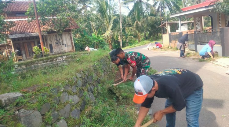 Babinsa Bersama Warga Melaksanakan Kerja Bakti Pembersihan Parit Jalan