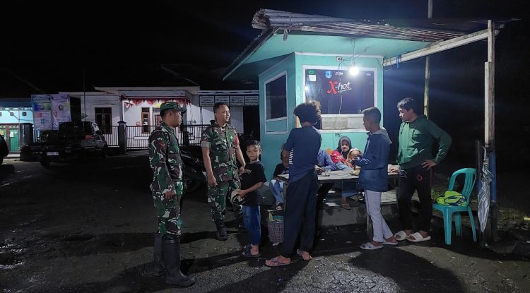 Babinsa Koramil 17 Wanayasa Menciptakan Kondusifitas Lingkungan dengan melaksanakan Patroli Malam