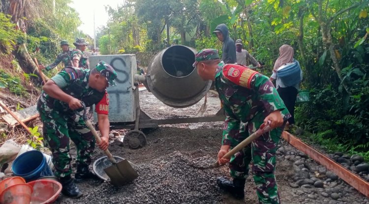 Anggota Koramil 10 Bawang Bantu Cor Jalan Usaha Tani di Desa Majalengka