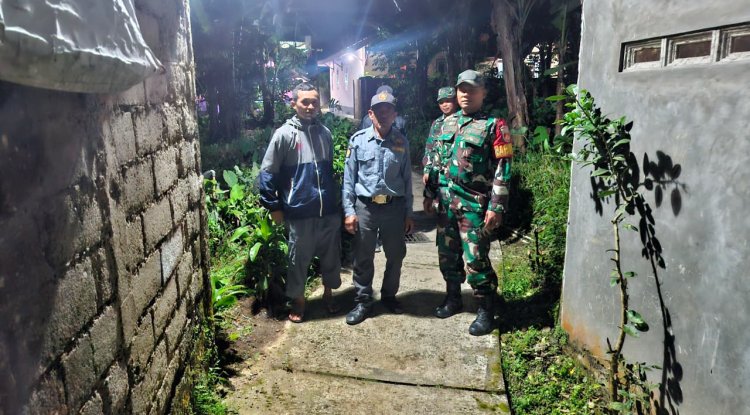 Babinsa Koramil 04 Karangkobar Melaksanakan Patroli Siskamling Bersama Linmas Dan Warga