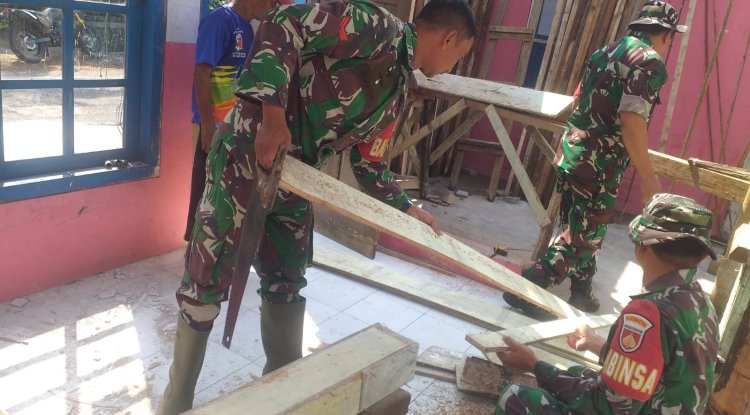 Babinsa Koramil 13 Banjarmangu Sigap Bantu Warga Bangun RTLH