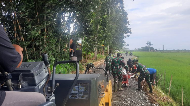 Koramil 03 Wanadadi Bantu Pengaspalan Jalan Usaha Tani di Gumingsir