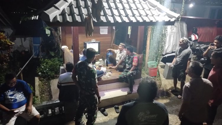 Anggota Koramil 12 Sigaluh Patroli Siskamling Bersama Warga Cegah Gangguan Kamtibmas