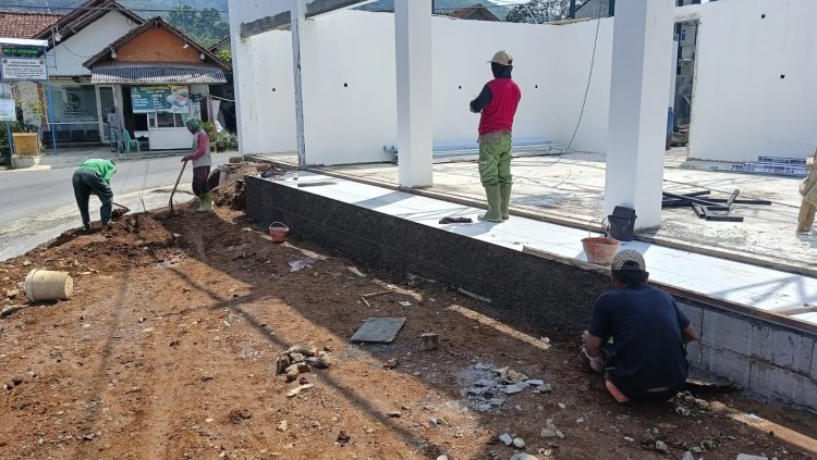 Babinsa Koramil 11 Punggelan Awasi Pembangunan KDKMP di Desa Petuguran