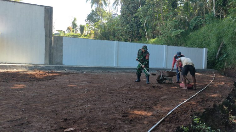 Babinsa Koramil 11 Punggelan Awasi Pembangunan KDKMP di Desa Karangsari