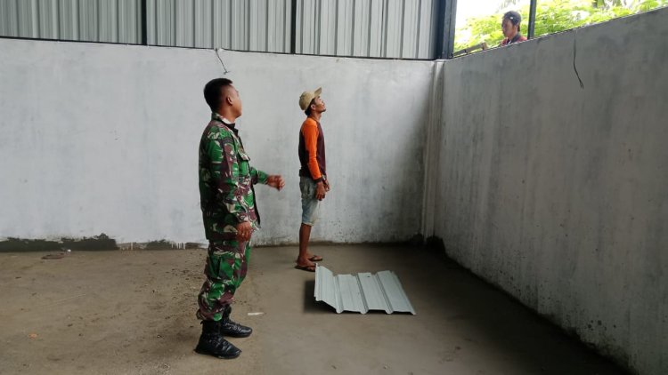 Babinsa Koramil 11 Punggelan Awasi Pembangunan KDKMP di Desa Purwasana
