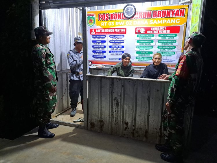 Babinsa Koramil 04 Karangkobar Melaksanakan Patroli Siskamling