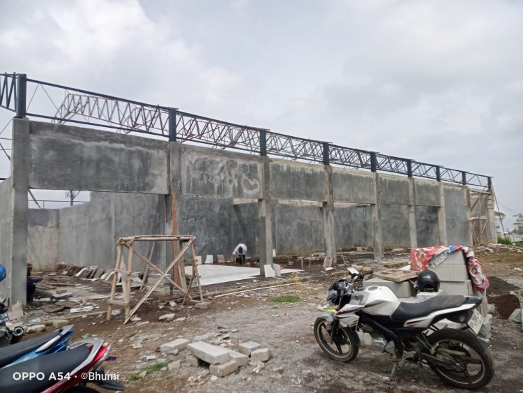 Babinsa Batur Dampingi Pemasangan Gording dan Keramik KDKMP di Sumberejo
