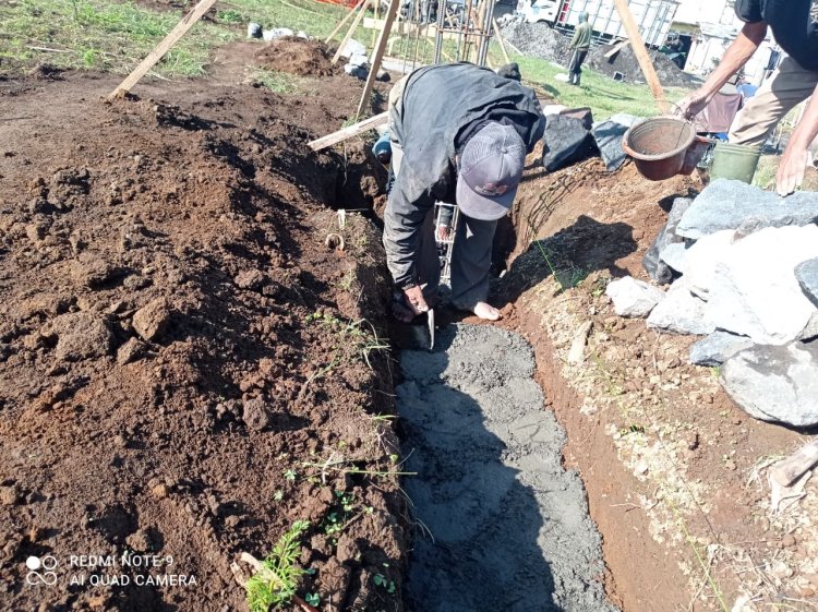 Babinsa Batur Dampingi Pengerjaan Pondasi KDKMP di Desa Pekasiran